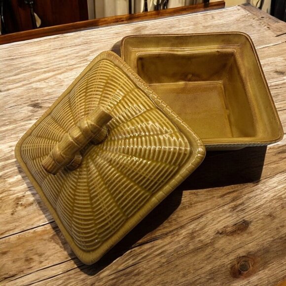 Small CALIF USA Pottery Yellow Brown Weaved Basket Casserole Dish & Lid - Picture 3 of 11